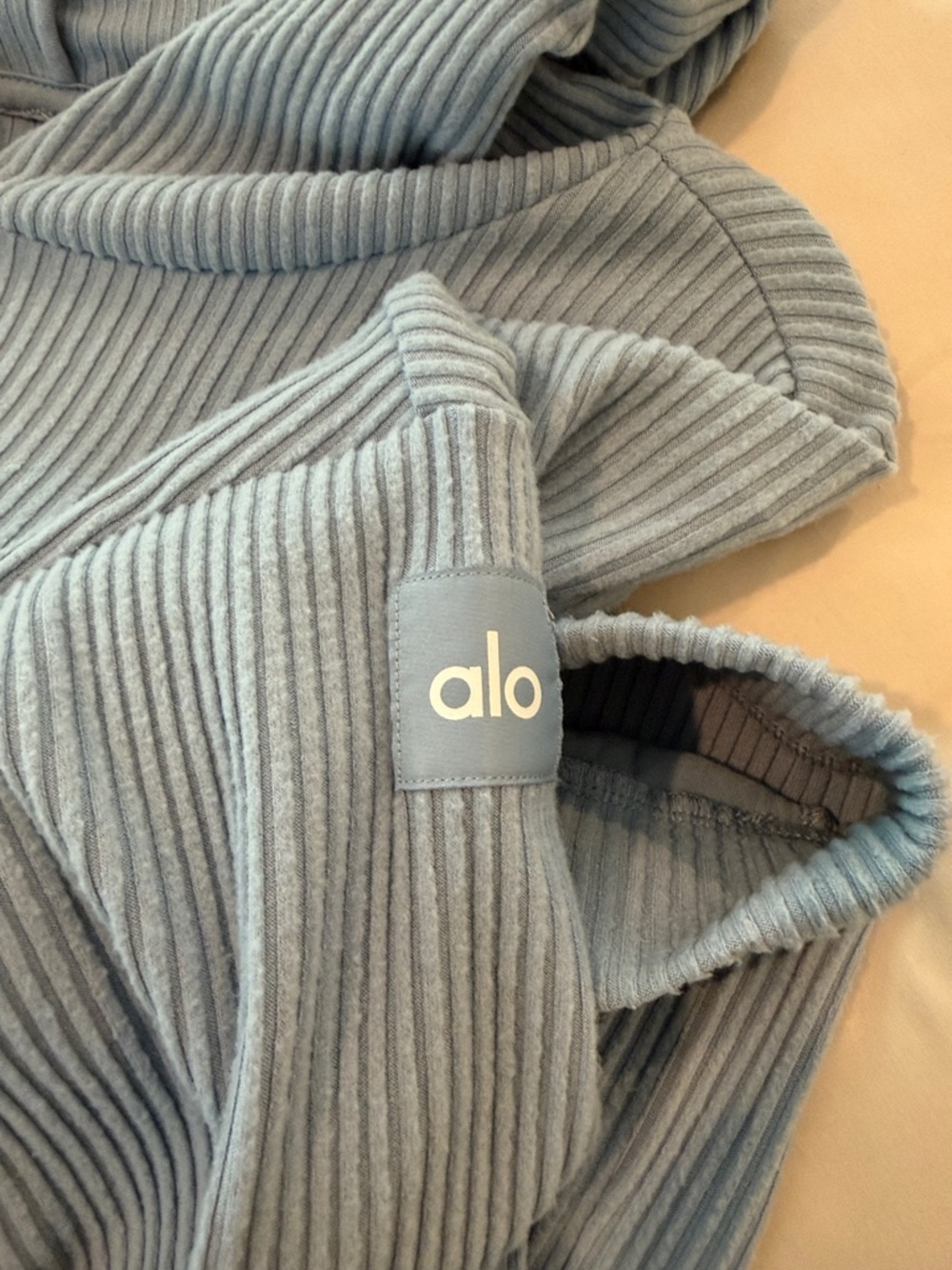 The best selling Alo Yoga Muse Set - Picture 4 of 9